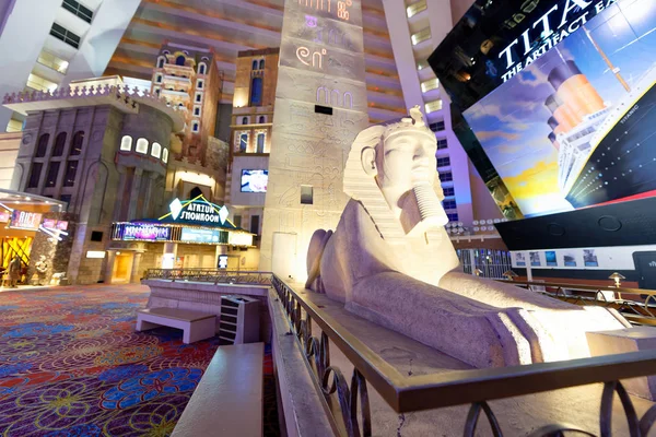 Las Vegas - 1 Temmuz 2018: Luxor Hotel iç görünüm. Birisi bu — Stok fotoğraf