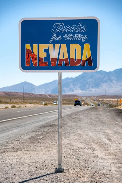 Vítejte na Nevada dopravní značka podél State Route, Usa — Stock fotografie