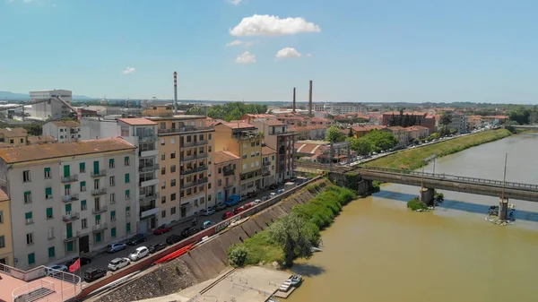 Veduta aerea di Pisa, Toscana. Case di città in una giornata di sole — Foto Stock