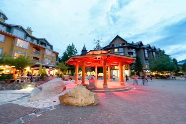 Whistler, Canada - 12 augustus 2017: Toeristen genieten van stad centrum o — Stockfoto