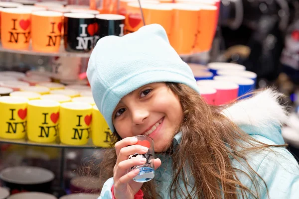 Happy smiling young girl visiting New York City in winter wearin — Stock Photo, Image