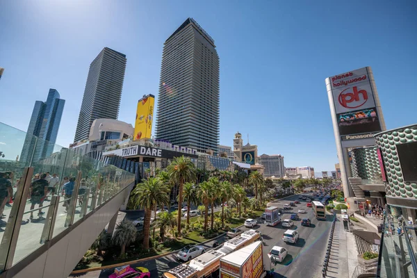 LAS VEGAS - JULY 1, 2018: View of The Strip with Casinos on a su — Stock Photo, Image