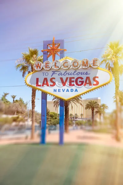 Willkommen zum fabelhaften las vegas Zeichen an einem sonnigen Tag, nevada — Stockfoto