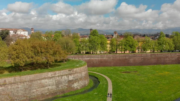 Luftaufnahme der mittelalterlichen Stadtmauern von Lucca an einem sonnigen Tag, die Toskana - es — Stockfoto