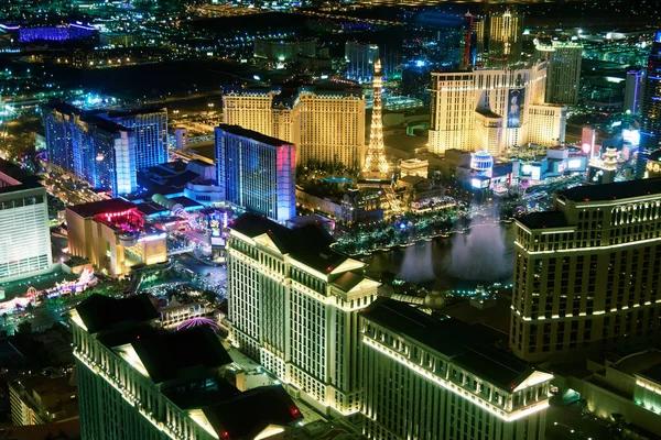 Casinos de Las Vegas con espectáculo nocturno, vista aérea por la noche desde — Foto de Stock