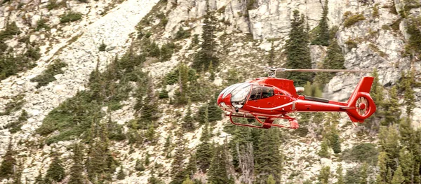 Helicóptero de resgate vermelho em uma operação de montanha — Fotografia de Stock
