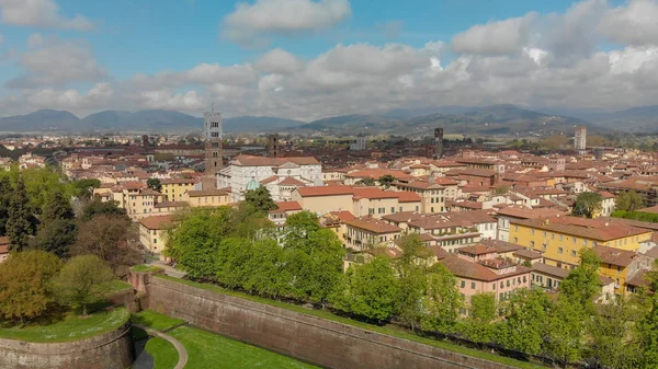 イタリア - トスカーナ州、ルッカ都市の景観の航空写真 — ストック写真