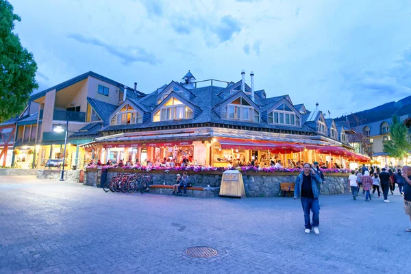 WHISTLER, CANADA - 12 DE AGOSTO DE 2017: Turistas desfrutam do centro da cidade — Fotografia de Stock