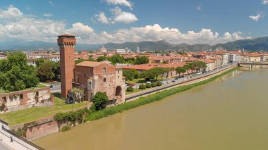 Pisa, İtalya. Güzel Ortaçağ cityscape ve Lun havadan görünümü