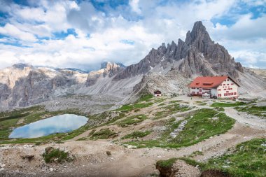 Üç tepeler Lavaredo hut ve göl, İtalyan Alpleri ile yaz sezonu.