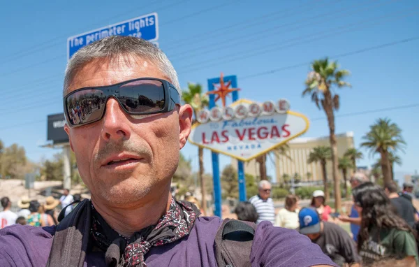 Szczęśliwy męski turysta zrobienie selfie przed słynnym Witamy — Zdjęcie stockowe