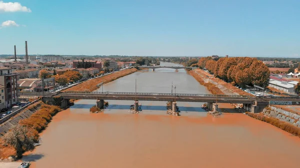 Luchtfoto van Pisa, Toscane. Stad vakantiehuizen met privé zwembad op een zonnige dag — Stockfoto