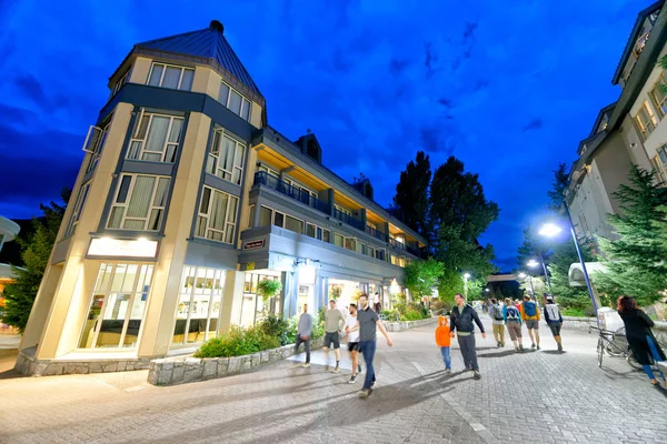 WHISTLER, CANADÁ - 12 de agosto de 2017: Los turistas visitan el centro de la ciudad o — Foto de Stock