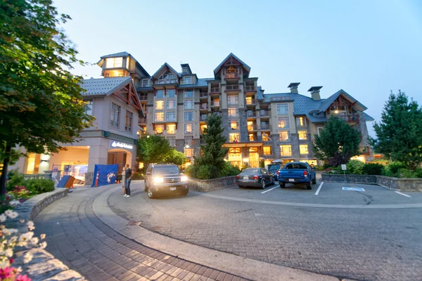 WHISTLER, CANADÁ - 12 de agosto de 2017: Los turistas visitan el centro de la ciudad o — Foto de Stock