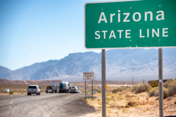 Willkommen in arizona Straßenschild entlang der Staatsstraße, USA — Stockfoto