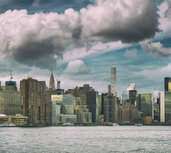 Reflejos al atardecer del Midtown Manhattan, vista desde el río en — Foto de Stock