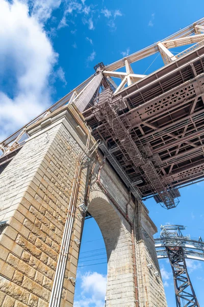 Γέφυρα του Queensboro και Ρούσβελτ νησί Pylon τροχιοδρομικών γραμμών — Φωτογραφία Αρχείου