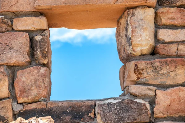 Wall of rocks with aperture on blue sky. Hole in the rocks — Stock Photo, Image