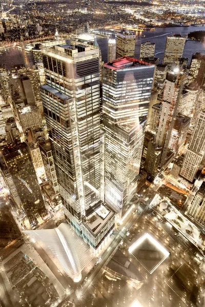 Centro de Manhattan rascacielos altos, vista hacia abajo por la noche, cit — Foto de Stock