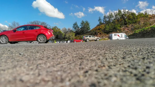 Coche aparcado rodeado de campo —  Fotos de Stock