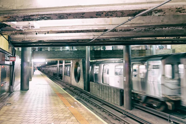 Empty subway station with speeding up train in New York City — Stock Photo, Image