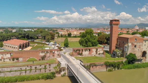 Widok z lotu ptaka w Pizie. Panoramę miasta i twierdzy Tower — Zdjęcie stockowe