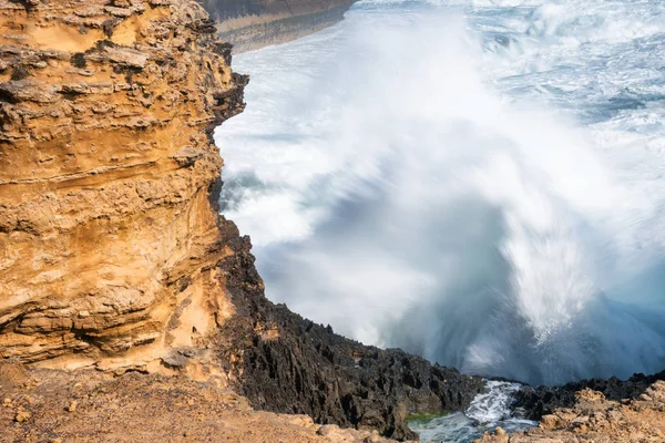 Wut der Wellen, die gegen die Felsen krachen. Ozeansturm — Stockfoto