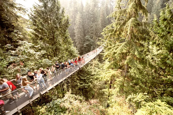 VANCOUVER, CANADA - AGOSTO 11, 2017: Turistas desfrutam de Capilano sus — Fotografia de Stock