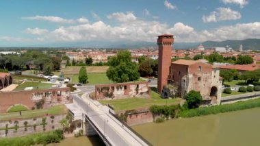 güneşli bir günde Pisa Kalesi ve Lungarni Nehri'nin doğal görüntüleri