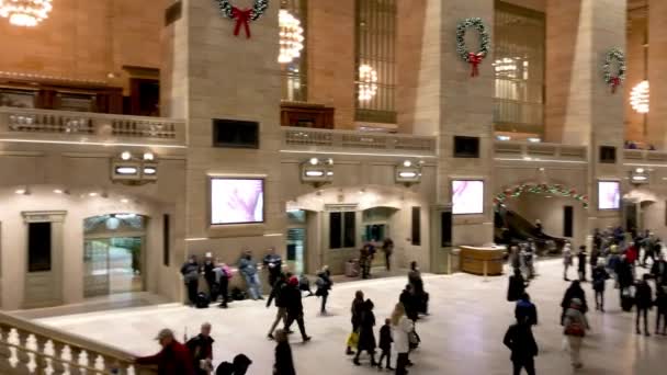 ニューヨーク市 2018年11月30日 地元の人々と観光客がメインのグランドセントラルターミナルの映像で歩く — ストック動画
