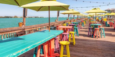 Tropikal tablolar ve banklar okyanus önünde