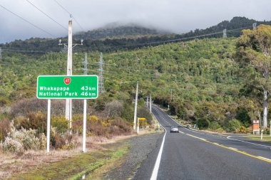 Yeni Zelanda yola yakın Lake Taupo