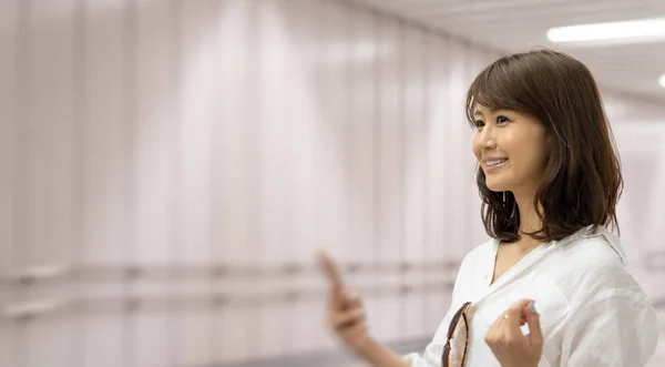 Junge asiatische Geschäftsfrau in der Hongkong-U-Bahn wartet auf eine — Stockfoto