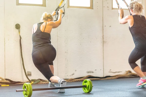 Trx Crossing Lunge Two Women Gym Training — Fotografia de Stock