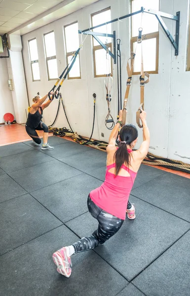Trx Crossing Lunge Two Women Gym Training — Fotografia de Stock
