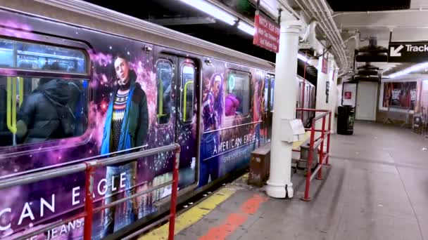 Metraggio Moderna Stazione Della Metropolitana Con Treno Partenza — Video Stock