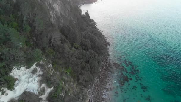 Tranquillo Filmato Della Bellissima Costa Rocciosa Del Mare Concetto Vacanza — Video Stock