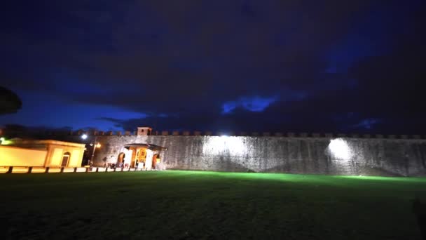 Lucca夜间在意大利城墙外的空中录像 — 图库视频影像