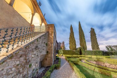 Bahçeleri ve selvi ile antik Ortaçağ yapı gece görünümü
