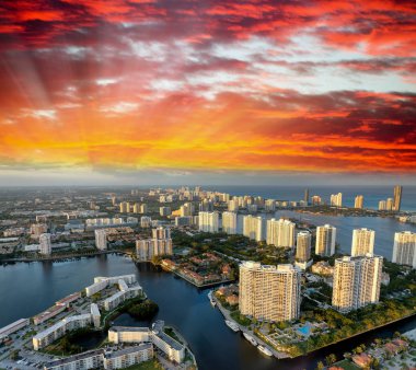 Günbatımında helikopter havadan görünümü Miami Beach. Şehir skyli