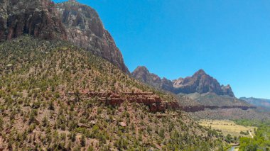Zion National Park Yaz sezonu. Mavi karşı kırmızı dağlar 