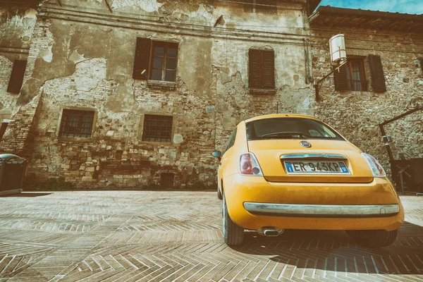 Σαν Τζιμινιάνο, Ιταλία - Μάρτιος 16, 2019: Κίτρινο 500 αυτοκίνητο παρκαρισμένο στο — Φωτογραφία Αρχείου