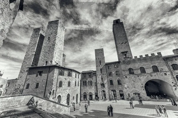 SAN GIMIGNANO, ITALY - MARCH 16, 2019: Tourists visit the main m — Stock Photo, Image