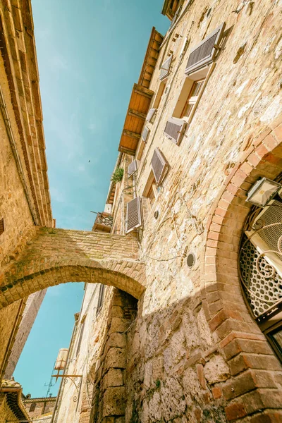 Edifici medievali e arco di San Gimignano, Toscana Italia — Foto Stock