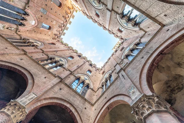 Edifícios medievais antigos da Toscana, vista para cima a partir do grou — Fotografia de Stock