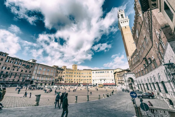 SIENA, ITALIA - 17 DE MARZO DE 2019: Los turistas visitan Piazza del Campo . — Foto de Stock