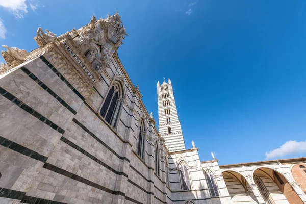 Καθεδρικός Ναός της Σιένα, στην Τοσκάνη. Εξωτερική άποψη του Duomo — Φωτογραφία Αρχείου