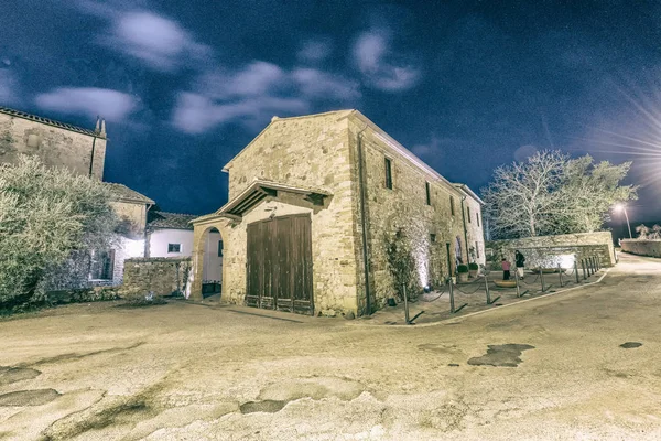 Vista notturna dell'antico edificio medievale in Toscana — Foto Stock