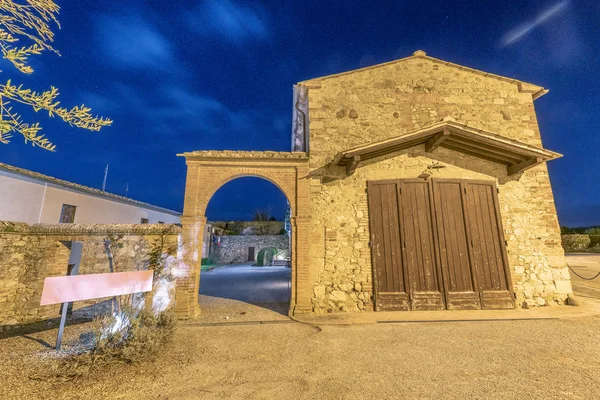 Antik Ortaçağ Tuscany'de binanın gece görünümü — Stok fotoğraf