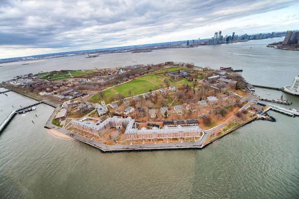 Luchtfoto van het groothoek van Governors Island, New York City — Stockfoto